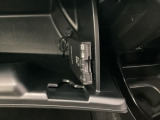 グローブBOX内のカードの取り出しもしやすい場所にETCがついています。高速道路の料金所の通過もラクラクです!。