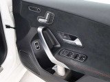 運転席ドアトリムにはメモリー機能付電動パワーシートスイッチがついています、更にシートヒーターが装備されています