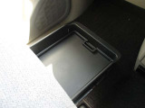 助手席下にも収納スペースあります☆コンパクトなのにたくさん収納があって助かります☆車検証を入れてる方も多い収納スペースです☆