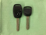 キーレスエントリー付きです。ドアの開け閉めの際に、ボタン操作でキーの差し込み不要です。通常のキーもスペアとして用意しております。