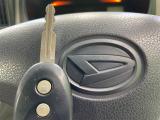 【キーレス】少し離れた場所からでもボタン一つでドアの開錠・施錠ができるのでとっても便利!ドアの鍵穴周りに傷をつけることもありません♪