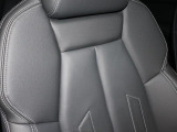 Audi正規ディーラーが高品質をお約束。高度な訓練・教育を受けたAudi専任メカニックが、100項目にもおよぶ精密な点検を実施。すべてクリアしたAudi車だけ、あなたのお手元に届けられるのです