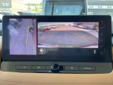 画像の左側は運転席から見ることのできないフロント左側を映している画像です、狭い道や幅寄せ時に便利です。