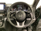 ハンドルにHondaセンシング系のクルーズコントロールやレーンキープアシストなどのスイッチと、オーディオの操作スイッチが装備されています。ハンドルから手を離さず安全に操作できます。