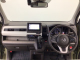 【前方視界】開放的な前方視界!運転がしやすく疲れにくいです♪窓が大きく、見通しがとっても良いおクルマですよ♪