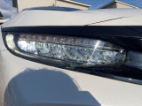 【LEDヘッドライト】悪天候や夜間走行時も良好な視界を確保し安心して運転できる高輝度LEDヘッドライトを装備!点灯速度が早く、消費電力も抑えられています。