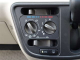 エアコンは、シンプルなマニュアルエアコン仕様です。使い方も簡単で手軽な操作で快適な空間を作ってくれます。
