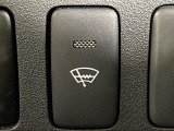 【ウインドシールドデアイサー】スイッチを押すと、ワイパーの部分の電熱線が温まります!ワイパーに付着した雪や氷をガラスに貼った熱線で除去することができる便利機能です!