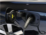 専用コードを接続するだけで簡単に充電が行えます。プラグインハイブリッドモデルT6 AWD PHEVは、走行中の充電のほか、自宅などに設置された充電機器からの充電が可能です。