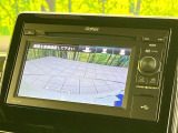 【バックカメラ】駐車時に後方がリアルタイム映像で確認できます。大型商業施設や立体駐車場での駐車時や、夜間のバック時に大活躍!運転スキルに関わらず、今や必須となった装備のひとつです!