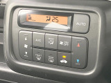 【オートエアコン】一度お好みの温度に設定すれば、車内の温度を検知し風量や温度を自動で調整。暑い…寒い…と何度もスイッチ操作をする必要はありません。快適な車内空間には必須の機能ですね♪