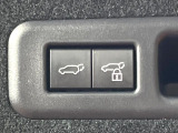 【パワーバックドア】スマートキーや運転席のボタンを押すだけでリアゲートが自動で開閉します!荷物を持っている時や、高い位置にあるバックドアを閉める際に便利な機能です♪