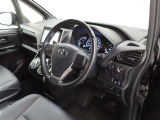 シンプルで使いやすいデザインの運転席です。