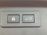 【パワーバックドア】スマートキーや運転席のボタンを押すだけでリアゲートが自動で開閉します!荷物を持っている時や、高い位置にあるバックドアを閉める際に便利な機能です♪