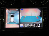 アラウンドモニター 白線や駐車車両をナビ及びルームミラーに表示 駐車している車両との位置関係も一目で分かって安心です