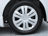 純正14インチフルホイールキャップ付きスチールホイール。 タイヤサイズは155/65R14