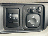 【電動格納ミラー】サイドミラーは電動格納式となっており、狭い駐車場でもキズがつくリスクを抑えられます。