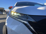 LEDヘッドランプ:ハロゲンランプの約2倍の光量でより明るく遠くを照らし、夜間走行時の視認性を高めます。