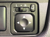 【電動格納ミラー】サイドミラーは電動格納式となっており、狭い駐車場でもキズがつくリスクを抑えられます。