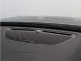 【harman/kardon】世界のオーディオファン垂涎のプレミアムサウンドシステムを搭載。原音に近い音場空間を忠実に再現。乗る人すべてに最良の音響体験を提供します。