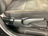 シートハイトアジャスターが付いているので運転姿勢を調整するのに便利ですね。身長に合ったシートポジションは安全運転や疲労軽減にもつながります。