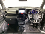 車内は光触媒抗菌消臭施工済です。インパネ周りはスタイリッシュなデザインで機能や装備も充実しています。グローブボックスやカップホルダーのほかにトレーなどたくさんの収納スペースが付いています。
