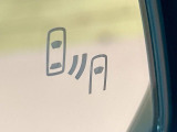 【ブラインドスポットモニター】走行中、ドアミラーの死角になりやすい箇所に後続車が接近するとサイドミラーのレンズに警告を表示!ドライバーに注意喚起をしてくれます。