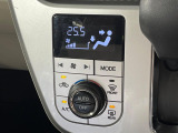 【オートエアコン】一度お好みの温度に設定すれば、車内の温度を検知し風量や温度を自動で調整。暑い…寒い…と何度もスイッチ操作をする必要はありません。快適な車内空間には必須の機能ですね♪