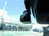 ドライブレコーダーは、車の運転中に前方の映像を記録する装置です。万が一の事故の際に、状況を記録して証拠として利用することができます。