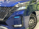 【LEDヘッドライト】悪天候や夜間走行時も良好な視界を確保し安心して運転できる高輝度LEDヘッドライトを装備!点灯速度が早く、消費電力も抑えられています。