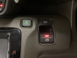 セレクトレバーの右に電子制御パーキングブレーキがあります。スイッチひとつで、停車した地点の傾斜などをシステムが検知・判断してブレーキ力を自動的に最適制御し、しっかり停車できるパーキングシステムです。