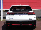 レッドをアクセントにした専用デザイン。装備もNISMO専用大型NCナビ、アラウンドビューM、ETC2.0、シートヒーターなど豪華装備を満載!ボディカラーは人気のピュアホワイトパール(特別塗装色)です。