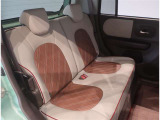 ゆとりある広々とした車内空間は、ドライブを始め買い物やレジャーなど、幅広く活躍します。一人でもみんなとでもお出かけを楽しみましょう!