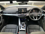 Audiのインテリアは厳選素材を緻密に作りこんだ美しい個々のパーツを、衝撃にも耐えうるよう丁寧に組み上げて、構成されています。見た目に美しく、そして機能的でもあること。これこそがAudiのインテリアの伝統です