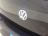 リアカメラがVWエンブレムに内蔵されています。ギアをリバースに入れると車両後方の映像が映しだされます。