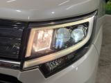 【LEDヘッドライト】悪天候や夜間走行時も良好な視界を確保し安心して運転できる高輝度LEDヘッドライトを装備!点灯速度が早く、消費電力も抑えられています。