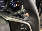 ステアリングホイール・後ろの減速セレクターは、左右に取り付けられた2つのパドルスイッチで減速の強さを調整。 左側の「-」を操作すると減速を強く、右側の「+」を操作すると減速を弱くすることができます。