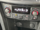 【オートエアコン】一度お好みの温度に設定すれば、車内の温度を検知し風量や温度を自動で調整。暑い…寒い…と何度もスイッチ操作をする必要はありません。快適な車内空間には必須の機能ですね♪