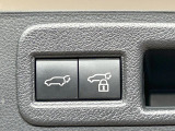 【パワーバックドア】スマートキーや運転席のボタンを押すだけでリアゲートが自動で開閉します!荷物を持っている時や、高い位置にあるバックドアを閉める際に便利な機能です♪