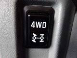 【4WD切替】アクセルを踏むと各種センサーの情報からコンピューターが走行状態を判断。前輪が滑り出す瞬間、瞬時に後輪へトルクを伝える電子制御システム。卓越した悪路走破性に加え走行安定性を実現!