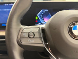 【ドライバーコックピット】人間工学に基づきドライバー中心にすべての操作パネルを設計。ドライバーが直感的に操作できる様にドライバー側にわずかに傾斜。常に運転に最適な姿勢/視線を保つ事が出来ます!
