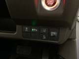 ハンドルの右側にはヘットライトレベライザーとHondaセンシング用のメインスイッチがついています。ヘッドライトレベライザーは道路状況や積荷の加重に応じてライトの高さを調節できます。