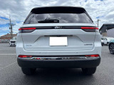 フロントと同じ水平デザインのLEDテールランプがリアを引き締め、同時に後方車両からの視認性を高めている。LEDフォグランプの間、横一直線の力強いアクセントトリムは、テールランプの水平ラインと対になっている。