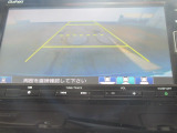 【リアカメラ】リバースに入れるだけで後方の映像が映ります。安全確認や、狭い駐車場での車庫入れ、雨の日や夜間など視界の悪い時に便利です。安全にバックする為には欠かせない装備です。