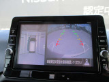 真上から見下ろすような映像で、車庫入れや縦列駐車時に、自車と駐車位置の関係をひと目で確認でき、スムースな駐車をサポート。動く物を検知してお知らせすることで、発進時の安全確認をサポートします。