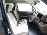フロントベンチシートだから運転席助手席足元もゆったり広々快適です。助手席への移動も楽々です。