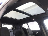 屋根一面まるごととも言える特大サイズのチルトアップ機構付電動パノラマ・ガラス・サンルーフ。晴天時はもちろん、雨天・曇天時にもシェードを開けることで常に開放的な車内空間を実現させてくれます。