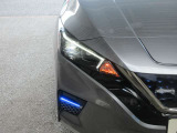 右ヘッドランプ画像です。LEDヘッドランプです。ハロゲンヘッドランプの約2倍の光量でより明るく遠くを照らし、夜間走行時の視認性を高めるとともに長寿命や省電力も魅力です。