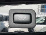【パワーバックドア】スマートキーや運転席のボタンを押すだけでリアゲートが自動で開閉します!荷物を持っている時や、高い位置にあるバックドアを閉める際に便利な機能です♪
