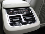 4ゾーン・フルオートマチック・エアコンディショナーにより、前両席および後席左右でそれぞれ個別に温度設定することができます。シートヒーターはフロントシートだけでなくリアシートにも装備されています。